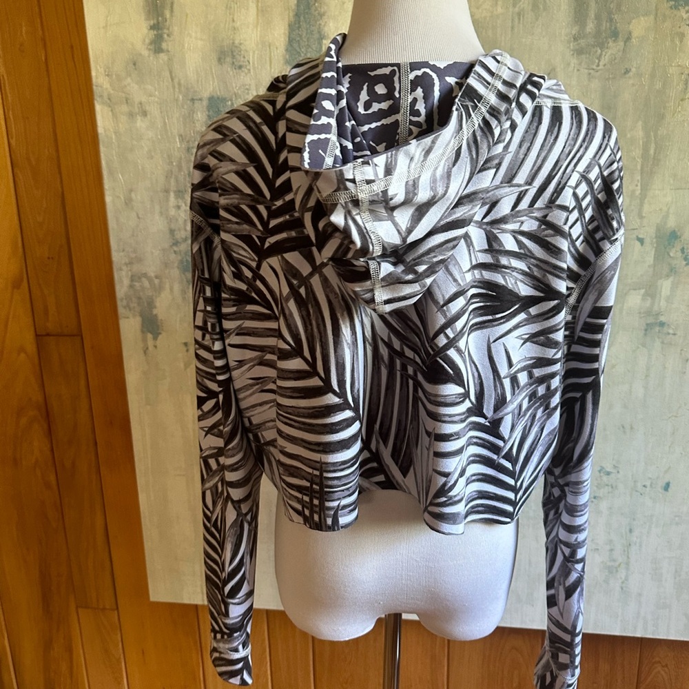 NKD by Buti Yoga Women’s Reversible Hooded Cropped Yoga Shirt / Sweatshi…